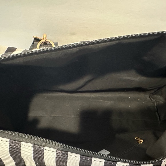 Alice and Olivia overnight bag - Picture 4 of 7